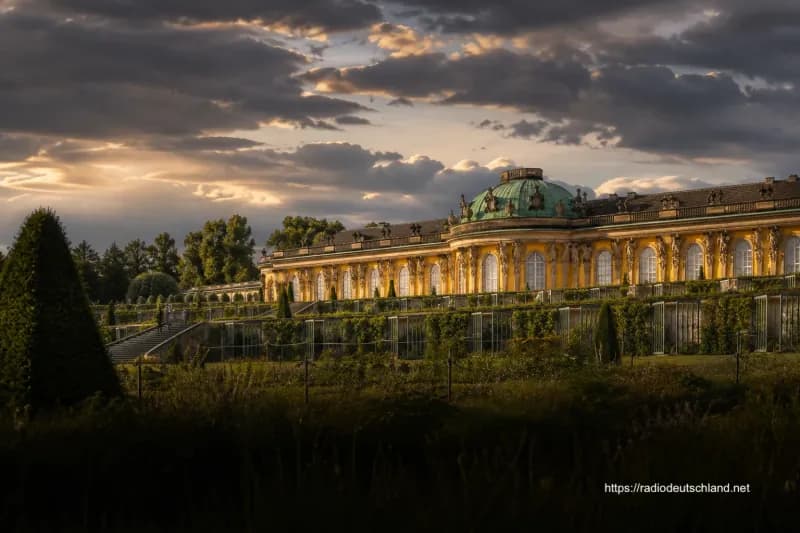 Schloss Sanssouci in Potsdam mit Gartenanlage