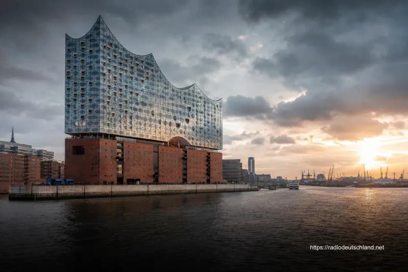 Elbphilharmonie und Hamburger Hafen bei Sonnenuntergang