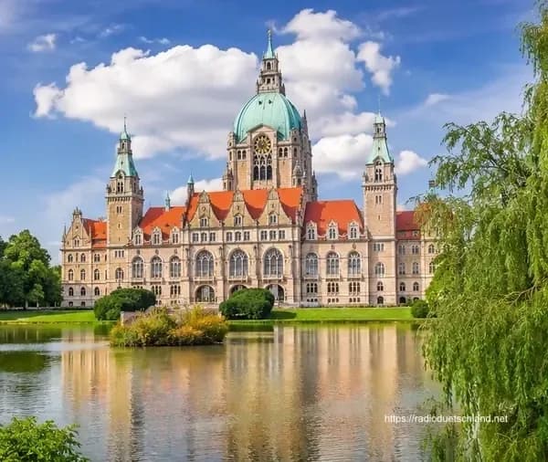 Neues Rathaus Hannover mit See und Park
