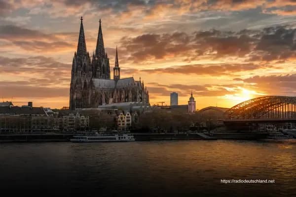 Kölner Dom und Rheinbrücke bei Sonnenuntergang