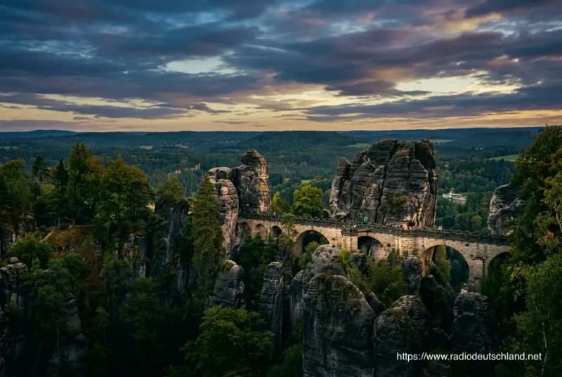 Basteibrücke im Elbsandsteingebirge bei Dämmerung