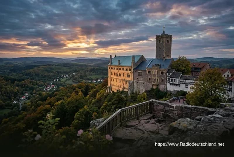 Wartburg über bewaldeter Landschaft bei Abendlicht